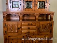 Jagdstube Jagdstüberl Vollholz Kasten handgeschnitzt Glasbar