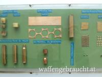 Schaukasten in dem alle Arbeitsschritte bei der Herstellung der Gewehrpatrone 7,62 zu sehen sind