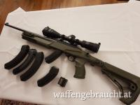 Ruger 10/22 Carbine mit Klappschaft und Optik.