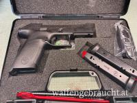 Griffstück einer CZ P-10 SC / P-10C mit Reservemagazin, Koffer, Handbuch