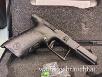 Griffstück einer CZ P-10 SC / P-10C mit Reservemagazin, Koffer, Handbuch