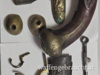 Diverse antike Waffenteile 