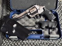 SMITH & WESSON REVOLVER