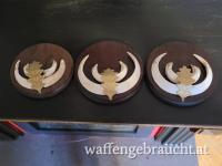 3 gut erhaltene Keilerwaffen auf massivem Holzbrett 