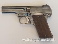 Steyr Pieper Mod. 1909, Kal. 7,65 mm, Militärausführung mit Fangriemenöse, Girff aus Nussholz mit Fischhaut