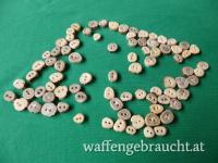 Nr. 10: 83 kleine Reh- und Hirsch- Hornknöpfe, NEU